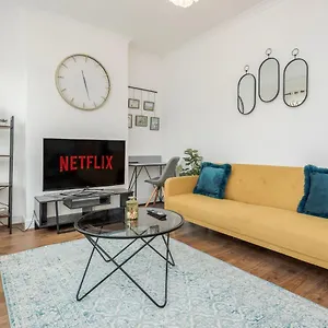Apartment Entire Lovely Family With Parking, Wifi, Netflix, Self Check-in, London
