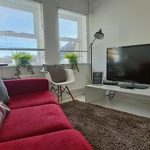 Holiday home 2 Bed Functional House Close To Manor Park Train Station, London